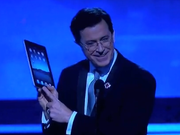 Stephen Colbert mit iPad bei Grammys