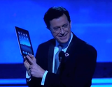 Stephen Colbert mit iPad bei Grammys