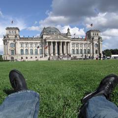 Wiese vor dem deutschen Reichstag in Berlin